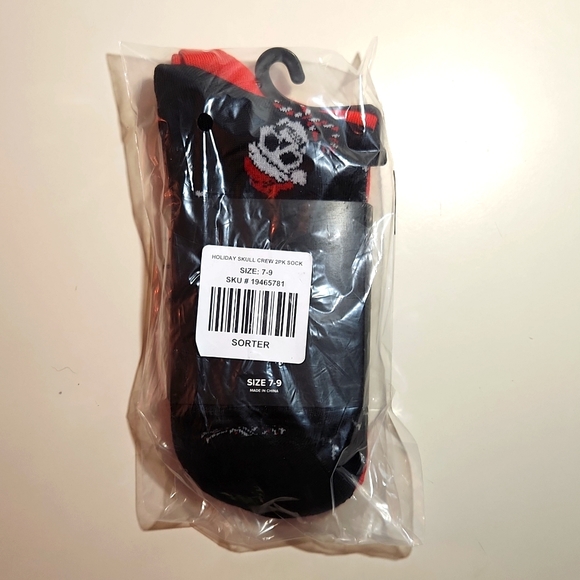 ❤️NWT VINTAGE TORRID 2 PACK CREW SOCKS - BONES SKULL SANTA HAT PRINT - Picture 6 of 11